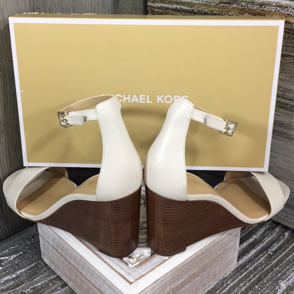 MICHAEL Michael Kors FIONA WEDGE LEATHER LT CREAM - Picture 7 of 8